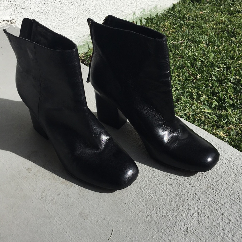 Cute black boots w/ chunky heel. offers welcome
